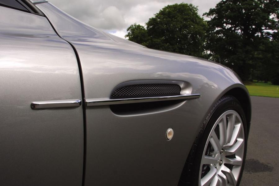 Детали экстерьера Aston Martin V12 Vanquish 2001 года  (UK) (фото 16 из 44)
